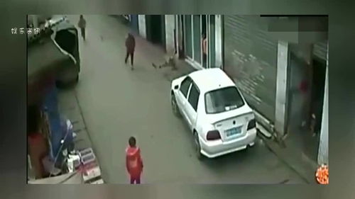 小孩子往汽车内放炮仗,监控拍下汽车报废的画面