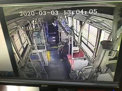 复工后的公交地铁,每一小时,我们在车厢里拍下了一组照片