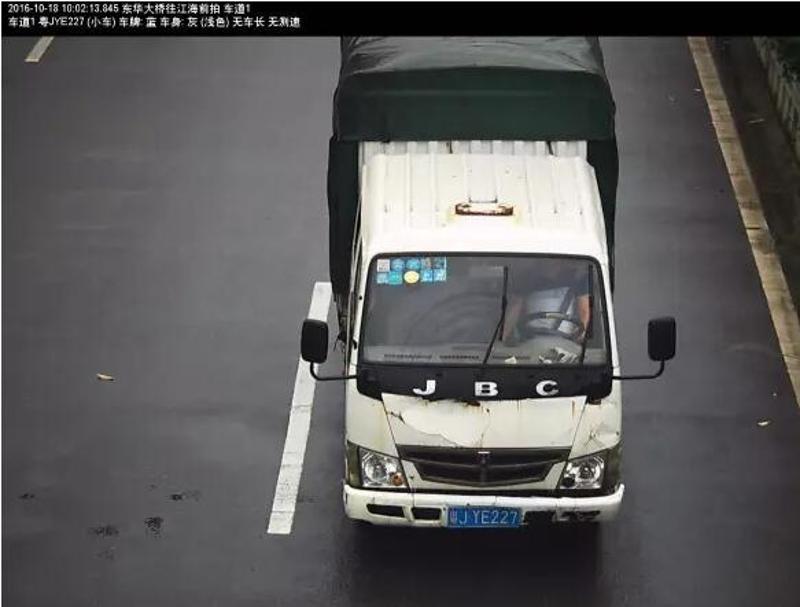 看过交通监控中心满墙大屏幕车辆行驶画面后,我再不敢盲目驾车了" href="https://www.veer.com/photo/145146984?utm_source=baidu&utm_medium=imagesearch&chid=902