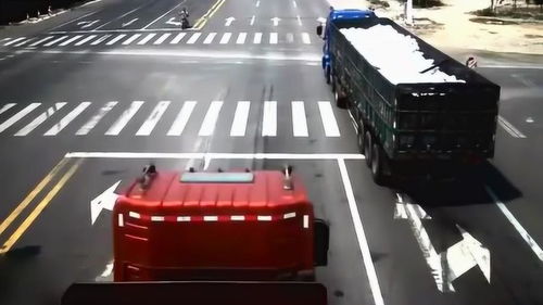 监控曝光 骑车闯红灯瞬间，货车司机的惊魂经历