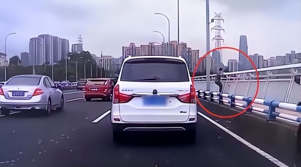 青春悲剧的最后一瞥 监控镜头下的重庆少年与生命无法承受之重