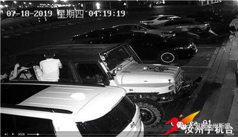 两男子凌晨钻进汝州街头一车内,路边监控拍下全过程