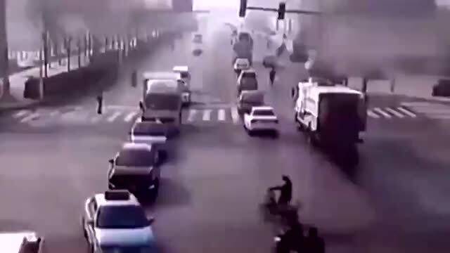 监控记录离奇现象 车辆无故悬浮，引发科学猜想