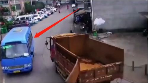 监控镜头下的意外插曲 大巴车遭遇“大嘴巴子”的瞬间